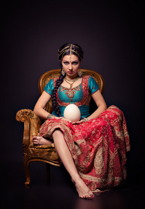 美丽的印度公主在鸡蛋和民族服饰