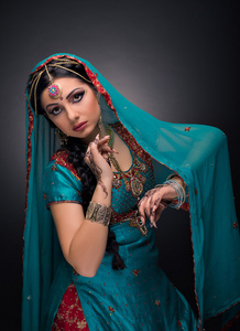 在民族服饰美丽的印度公主