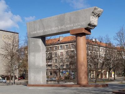立陶宛克莱佩达。纪念碑拱在荣誉 80 周年的大阅兵