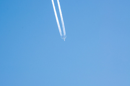 飞机在天空中