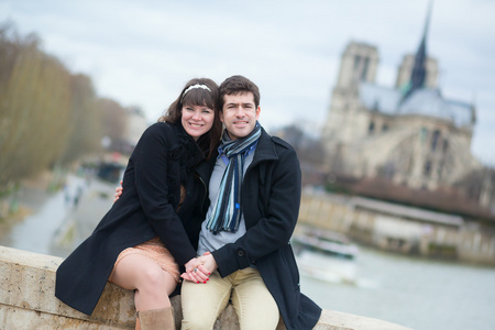 幸福的夫妻在巴黎塞纳河畔路堤上