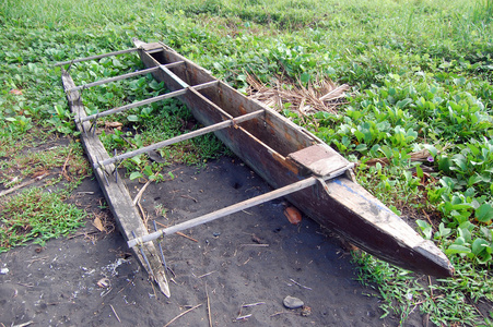 在海滩上独木舟图片