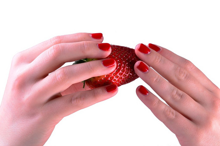 草莓红钉手中