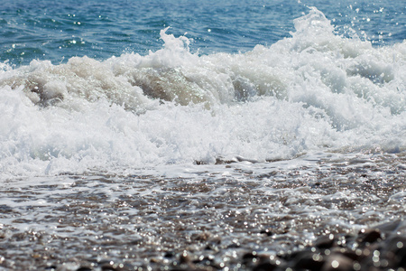 充满活力的波浪撞击岩石海岸线上