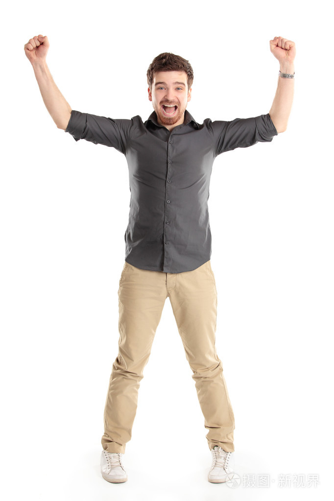 在成功举起手臂与兴奋英俊的男人
