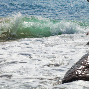充满活力的波浪撞击岩石海岸线上