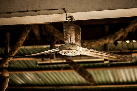 与旧屋面的老式风扇