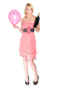 粉红色的裙子，带着笑容空气球和瓶红酒的女人