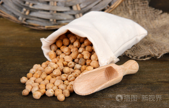 豆袋木制背景上