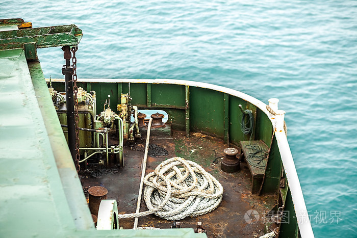 老船的甲板上