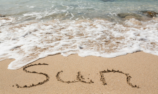 海边的太阳 word 在沙子中绘图