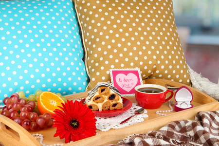 早餐在床上铺上情人节特写图片