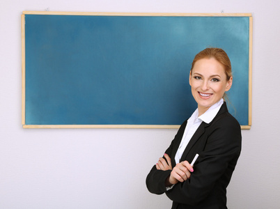 老师在教室里的黑板附近女人肖像