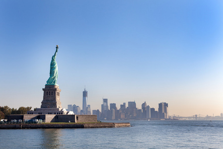 自由和纽约城的雕像