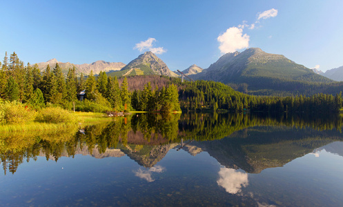 斯洛伐克山湖在 tatrastrbskepleso