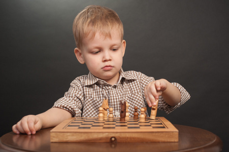 男孩下棋