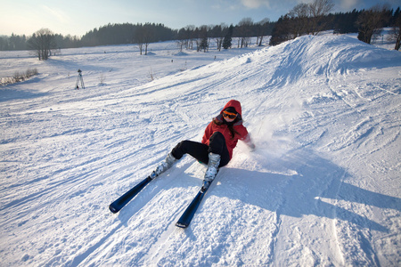 女子滑雪下的小山和瀑布