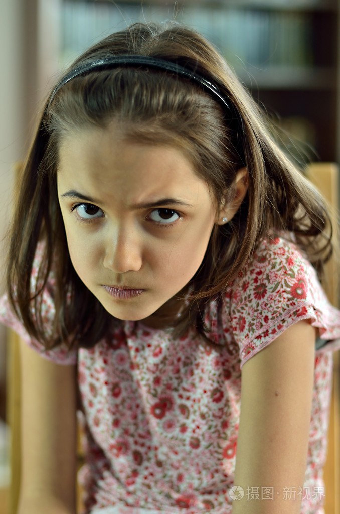 在恐惧中的小女孩