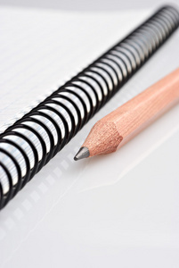 笔记本和铅笔的特写