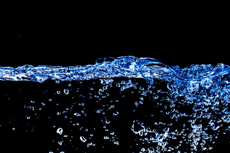 清洁用水和水中蓝色气泡