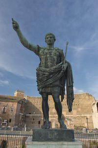 罗马巨人皇帝青铜雕像附近帝国论坛
