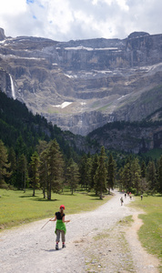 青年徒步旅行者在比利牛斯 gavarnie 太阳剧团去的路上