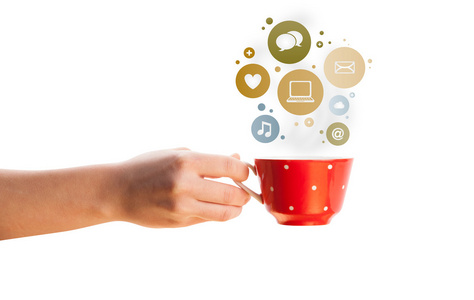 咖啡杯子与多彩气泡中的社会和媒体图标
