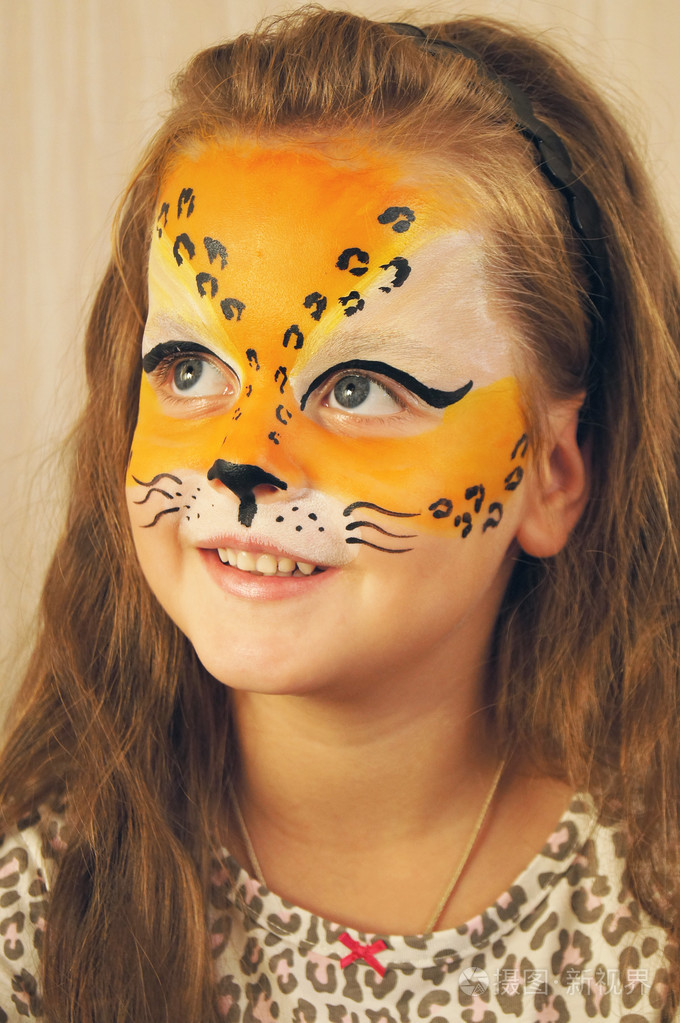 女孩与豹的脸艺术