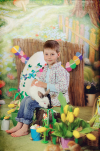 一个男孩和一只鸡的鸡兔子