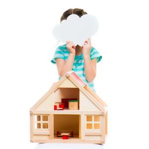 女孩与玩具小房子