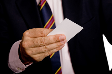 手拿名片递名片的商务男性图片