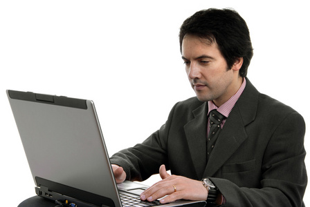 年轻的男人和与工作是笔记本电脑