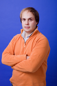 年轻男子肖像在一个蓝色的背景