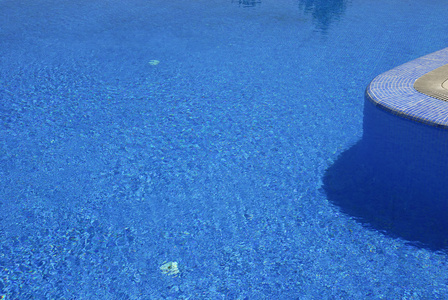 在一个夏日的游泳池蓝色水