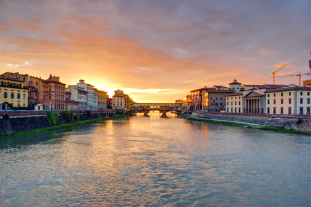 庞特维奇奥，日落 arno 河