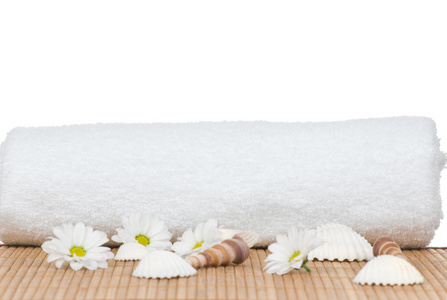 毛巾和洋甘菊花上孤立在白色背景上的竹