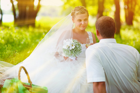 阳光新娘盯着新郎新婚夫妇的婚礼夫妇的 gr