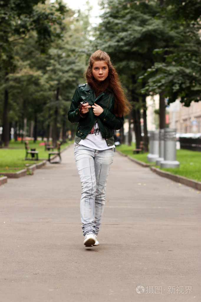 在秋天公园步行女人