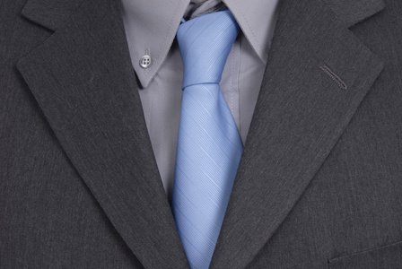 蓝色的领带与西装男人的细节