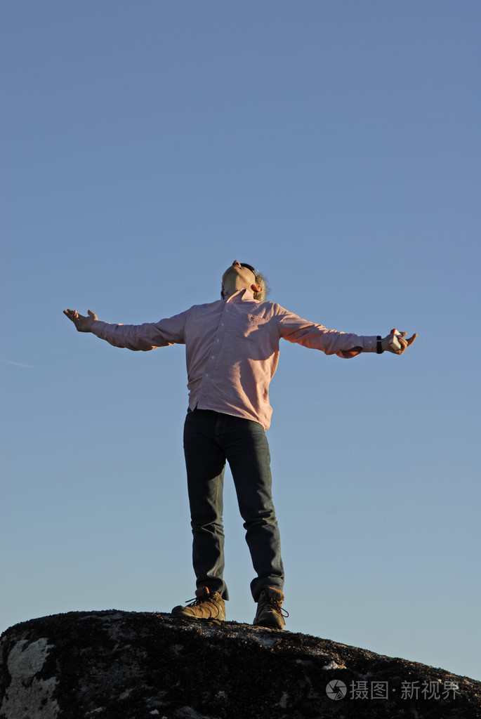 年轻人敞开双臂