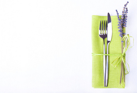 刀和叉与绿色亚麻餐巾上白色木制出让