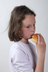 一个年轻的女孩吃包子