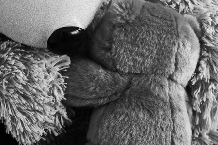 黑色和白色的特写照片的两个玩具熊拥抱每个