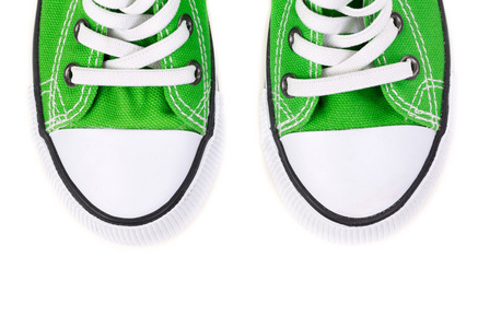 前面的绿色运动鞋