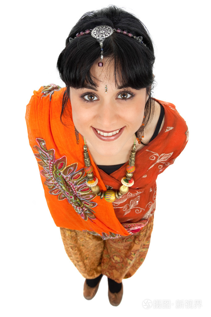 在印度教礼服白色全身图片上孤立年轻美丽快乐的女人