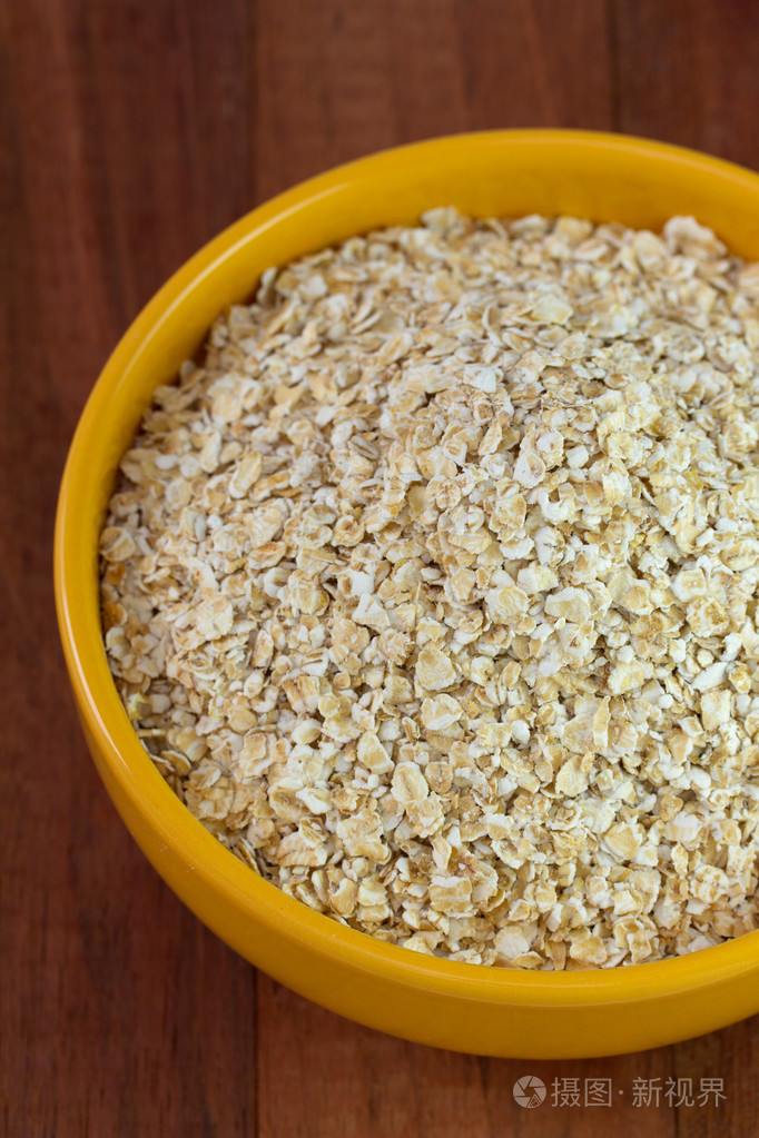 在表上的黄色碗燕麦粥