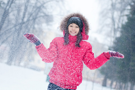 快乐的年轻女人戏剧与雪