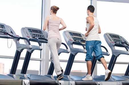 女人和男人在健身房锻炼
