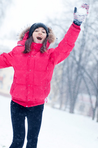 快乐的年轻女人戏剧与雪