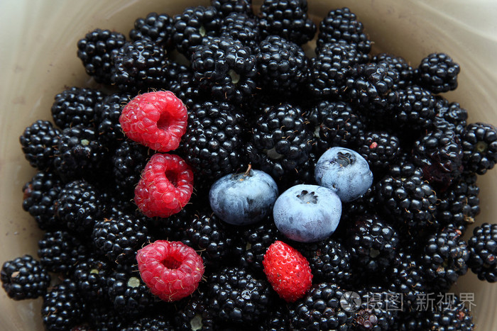 新鲜的黑莓覆盆子蓝莓和一个野生strawb